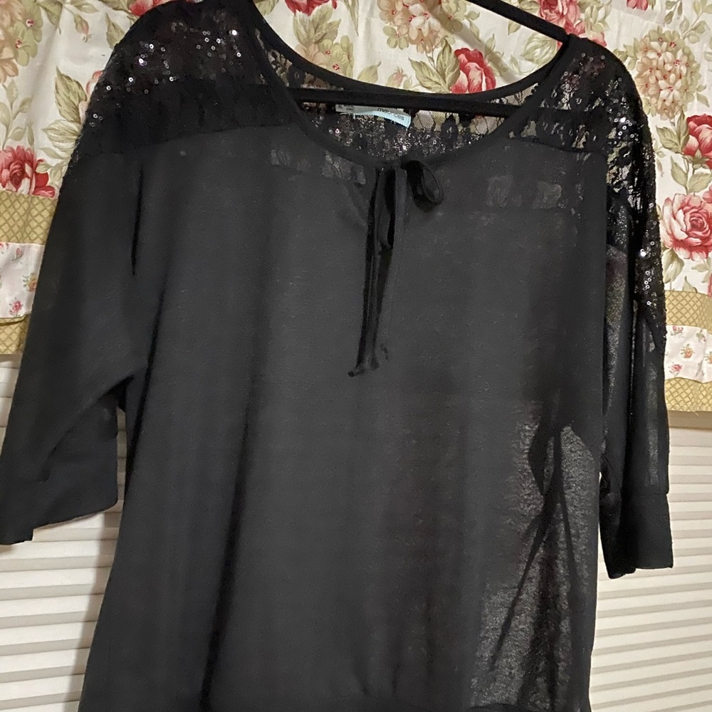 Cute black top